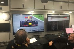 Equipo Stewart-Haas Racing viendo la carrera de fórmula 1