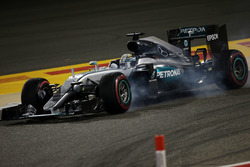 Lewis Hamilton, Mercedes AMG F1 W07 Hybrid locks up under braking
