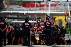 Daniil Kvyat, Red Bull Racing RB12, in der Box