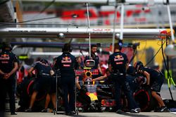 Daniil Kvyat, Red Bull Racing RB12, in der Box