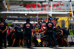 Daniil Kvyat, Red Bull Racing RB12 in the pits