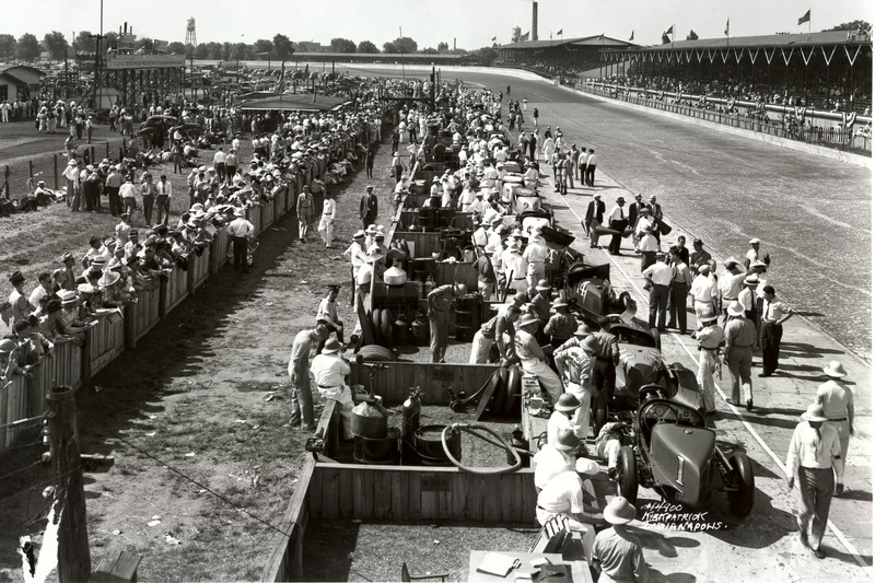 Boxengasse des Indianapolis Motor Speedway im Jahr 1937