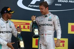 Podio: ganador de l a carrera Nico Rosberg, Mercedes AMG F1 Team, segundo lugar Lewis Hamilton, Merc