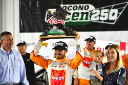 Race winner Kyle Larson, Chip Ganassi Racing Chevrolet with son Owen and girlfriend Katelyn Sweet