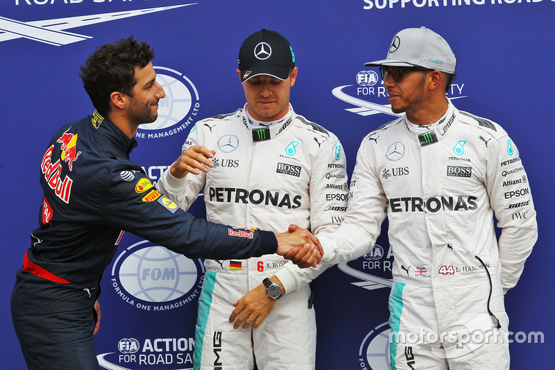 Clasificación top tres en parc ferme: Daniel Ricciardo, Red Bull Racing, tercero; Nico Rosberg, Merc