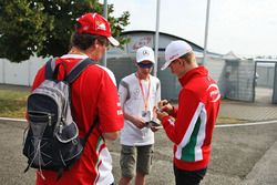 Mick Schumacher, Prema Powerteam firma de autógrafos para los fans