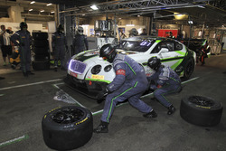 Pit stop #8 Bentley Team M-Sport, Bentley Continental GT3: Andy Soucek, Wolfgang Reip, Maxime Soulet