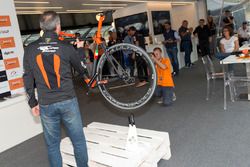 Atmosfera durante la presentazione della bici Orange1 by Colnago dedicata alla 24 Ore di Spa