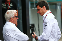 Charlie Whiting, Delegato FIA con Toto Wolff, Azionista e Direttore esecutivo Mercedes AMG F1
