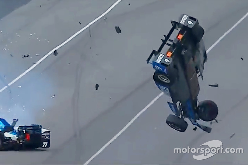 Авария Скотта Диксона, Chip Ganassi Racing Honda, и Джея Ховарда, Schmidt Peterson Motorsports Honda