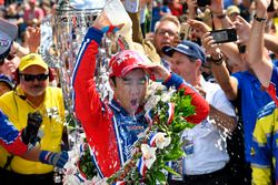 Winner Takuma Sato, Andretti Autosport Honda with the milk