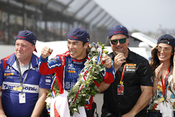 Takuma Sato, Andretti Autosport Honda with Michael Andretti, Andretti Autosport team owner and team on the bricks for a kiss