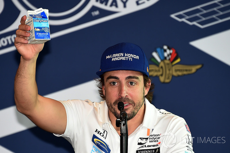 Fernando Alonso, Andretti Autosport Honda hace su versión de la toma de leche después de su retiro