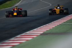 Max Verstappen, Red Bull Racing RB13 y Jolyon Palmer, Renault Sport F1 Team RS17