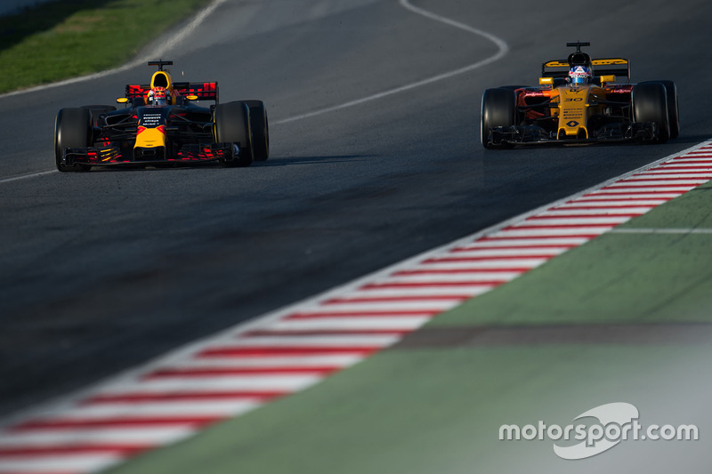 Max Verstappen, Red Bull Racing RB13 y Jolyon Palmer, Renault Sport F1 Team RS17