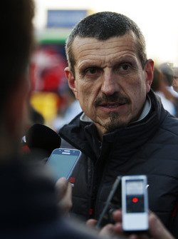 Guenther Steiner, Team Principal, Haas F1 Team, avec les médias