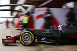 Romain Grosjean, Haas F1 Team VF-17, sort de son garage