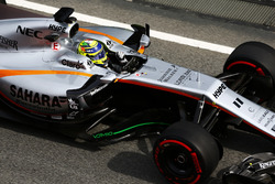 Sergio Perez, Force India VJM10, enlève une main du volant dans la voie des stands