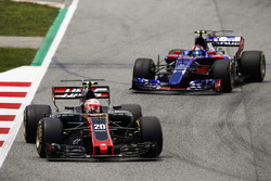 Kevin Magnussen, Haas F1 Team VF-17, Carlos Sainz Jr., Scuderia Toro Rosso STR12