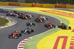Sebastian Vettel, Ferrari SF70H, Lewis Hamilton, Mercedes AMG F1 W08, the rest of the field at the start as Kimi Raikkonen, Ferrari SF70H, Max Verstappen, Red Bull Racing RB13, get tangled and end up retiring