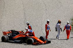 Bergung des Unfallautos von Stoffel Vandoorne, McLaren MCL32