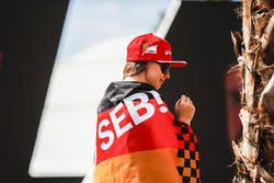 Поклонница гонщика Ferrari Себастьяна Феттеля