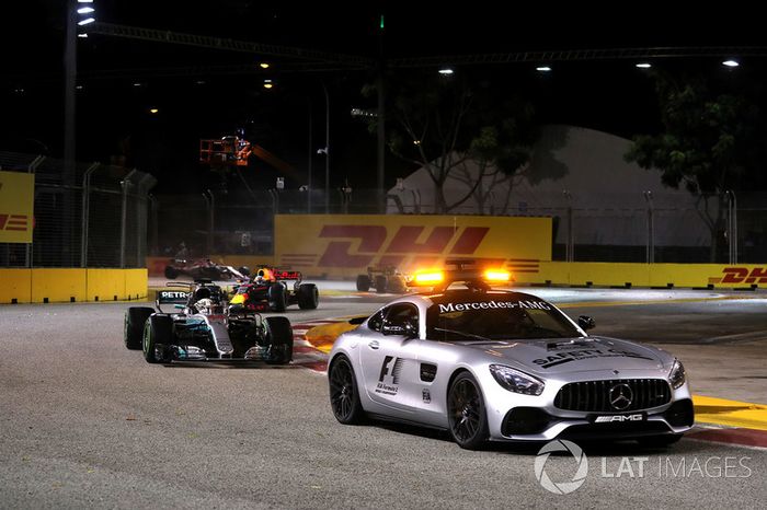 Coche de seguridad por delante de Lewis Hamilton, Mercedes AMG F1 F1 W08