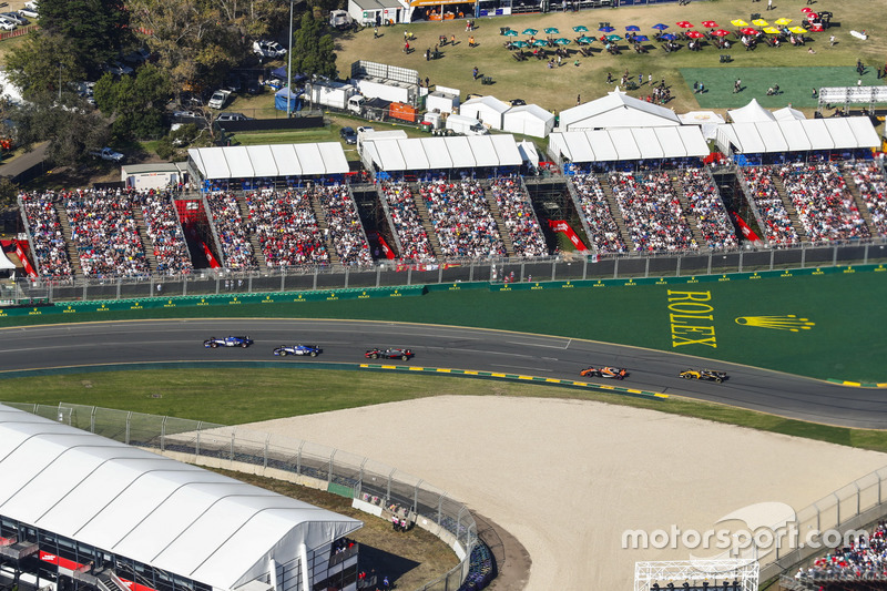 Marcus Ericsson, Sauber C36, precede Antonio Giovinazzi, Sauber C36, Kevin Magnussen, Haas F1 Team VF-17, Stoffel Vandoorne, McLaren MCL32, e Jolyon Palmer, Renault Sport F1 Team RS17
