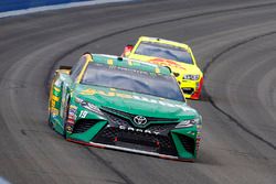 Daniel Suárez, Joe Gibbs Racing Toyota y Dale Earnhardt Jr., Hendrick Motorsports Chevrolet