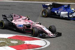 Esteban Ocon, Force India VJM10, devance Marcus Ericsson, Sauber C36