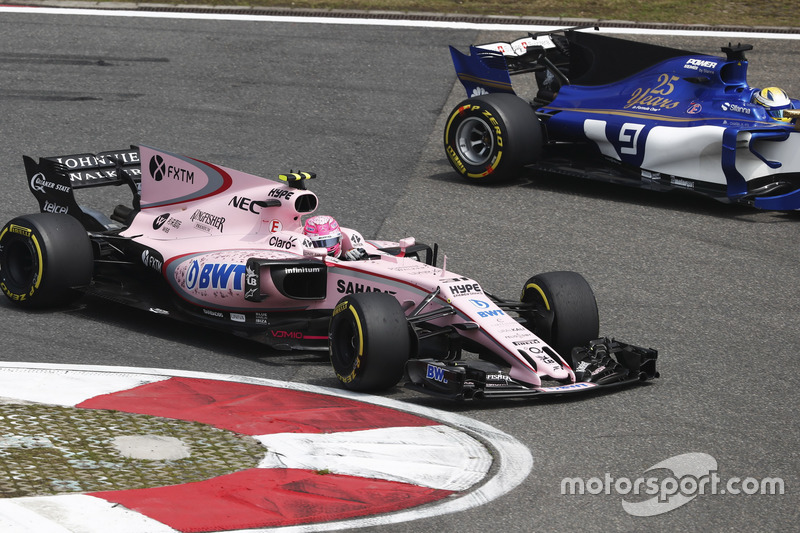 Esteban Ocon, Force India VJM10, leads Marcus Ericsson, Sauber C36