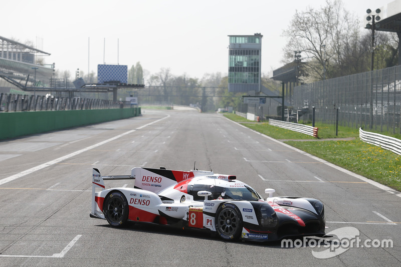 #8 Toyota Gazoo Racing Toyota TS050 Hybrid: Anthony Davidson, Nicolas Lapierre, Kazuki Nakajima