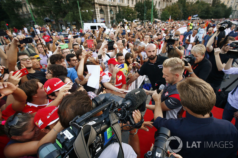 Kevin Magnussen, Haas F1 Team, firma autógrafos en el desfile de Milán