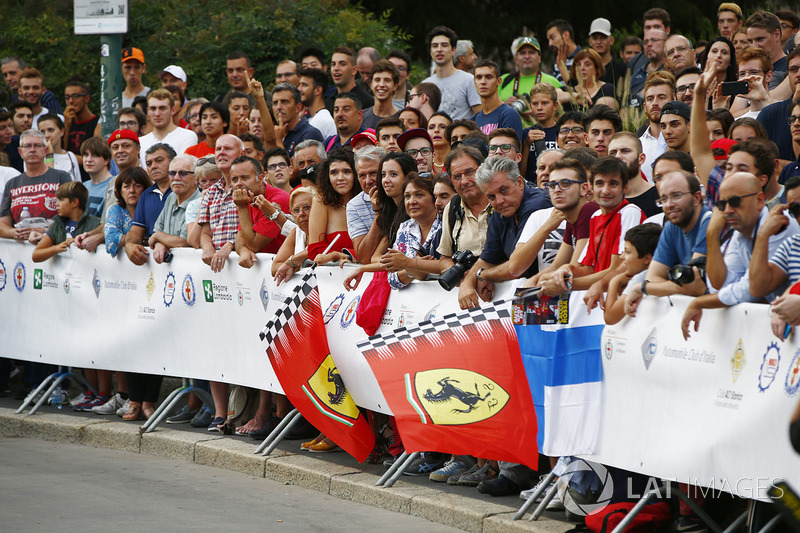 Los fans esperan en el desfile de Milán