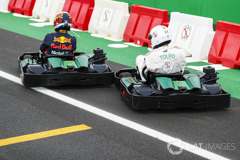 Daniel Ricciardo, Red Bull Racing, corre contra el futbolista Francesco Toldo en kart