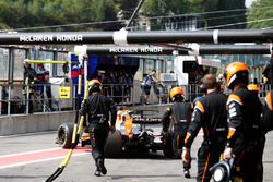 Fernando Alonso, McLaren MCL32, se retira a los pits
