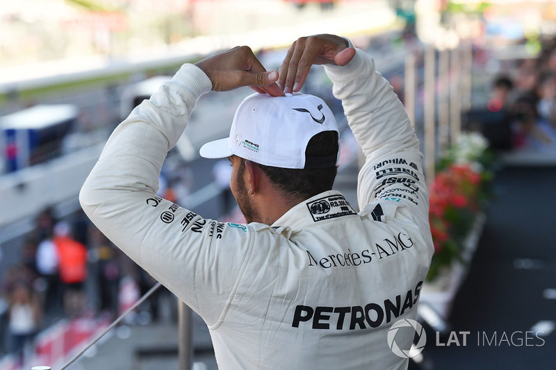 Il vincitore della gara Lewis Hamilton, Mercedes AMG F1 festeggia sul podio
