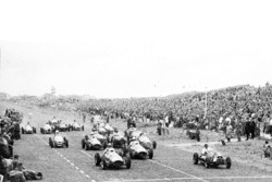 Alberto Ascari, Ferrari 500 and Mike Hawthorn, Cooper T20-Bristol, lead at the start