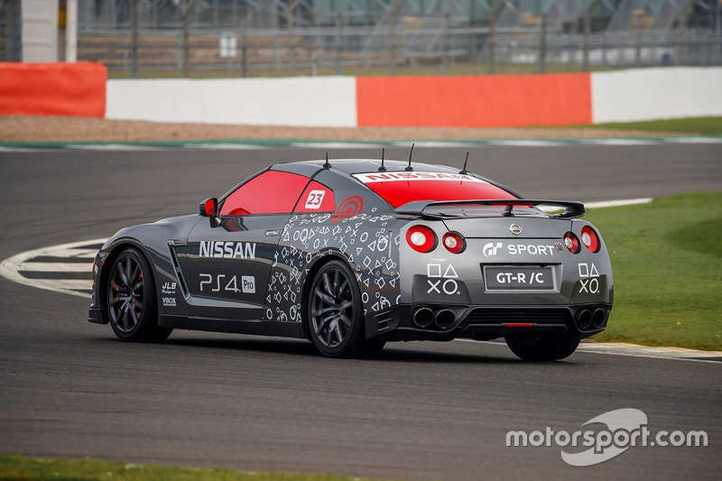 Nissan GT-R conducido con el control de PlayStation por Jann Mardenborough