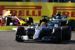 Lewis Hamilton, Mercedes AMG F1 W08, Valtteri Bottas, Mercedes AMG F1 W08, Max Verstappen, Red Bull