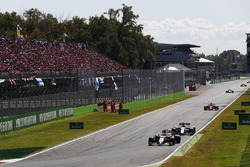 Esteban Ocon, Sahara Force India F1 VJM10, Lance Stroll, Williams FW40