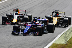 Даниил Квят, Scuderia Toro Rosso STR12, Нико Хюлькенберг, Renault Sport F1 Team RS17, и Даниэль Рикк