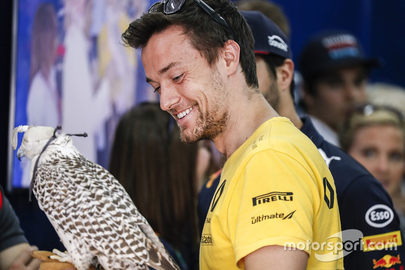 Jolyon Palmer, Renault Sport F1 Team, avec un faucon