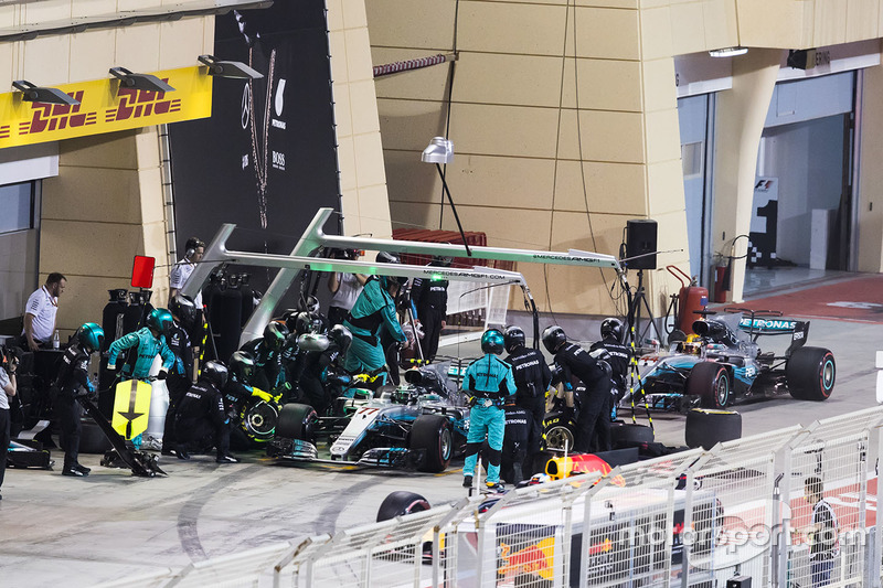 Neste momento, todos os demais ponteiros vão aos boxes. A Mercedes se enrola na troca de Bottas, o que dá a ponta a Vettel.