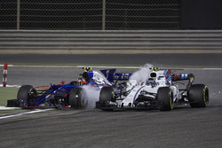 Lance Stroll, Williams FW40, Carlos Sainz Jr., Toro Rosso STR12, collide