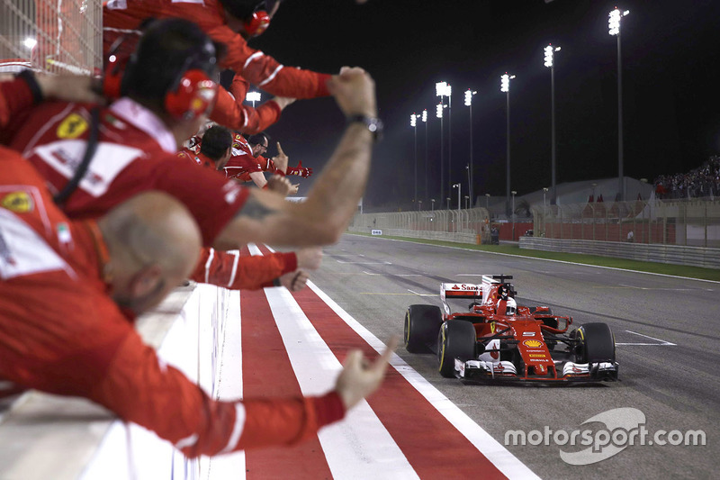 Mas não tem jeito: Vettel cruza a linha de chegada com 6s de vantagem e vence pela segunda vez em 2017.