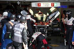 #7 Toyota Gazoo Racing Toyota TS050 Hybrid: Mike Conway, Kamui Kobayashi, Jose Maria Lopez in de pitbox