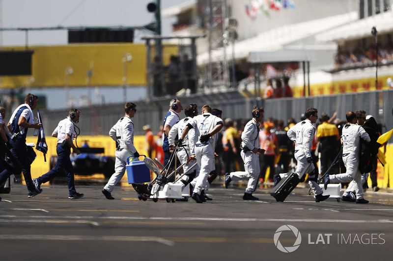 Mechanics clear the grid prior to the start of the race