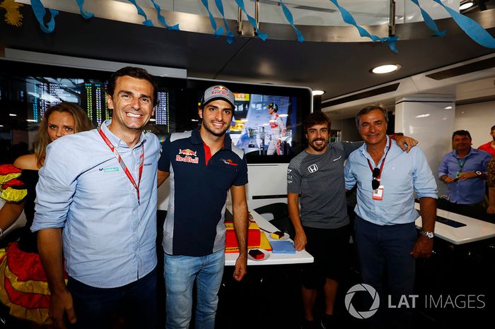 Pedro de la Rosa, Carlos Sainz Jr., Scuderia Toro Rosso y Fernando Alonso, McLaren, celebran su cumpleaños número 36 con Carlos Sainz