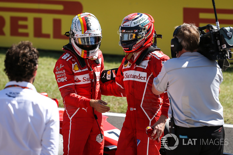 Segundo lugar Kimi Raikkonen, Ferrari, ganador de la pole Sebastian Vettel, Ferrari celebra en parc 